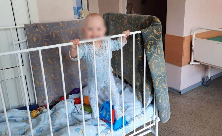 Больничная мама не даёт Кристине грустить, чтобы защитить от приступов