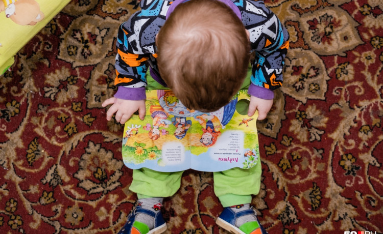 Бабушка лишила внучку родительских прав, чтобы воспитывать малыша в семье