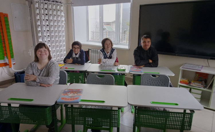 Выпускники интернатов для людей с инвалидностью сели за школьные парты, чтобы вернуть себе будущее