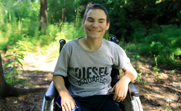 Пермяк, который учится ходить в 18 лет, объединил реабилитацию с игрой в теннис