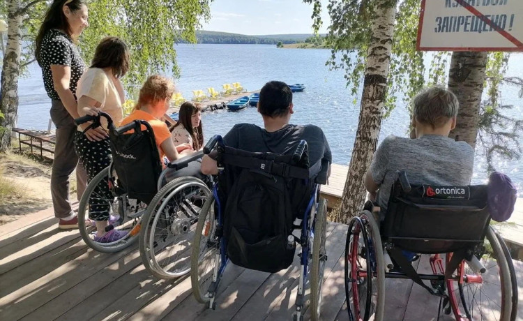 «Дети не должны проводить детство в интернатах»: колонка координатора «Дедморозим» Оли Кочевой