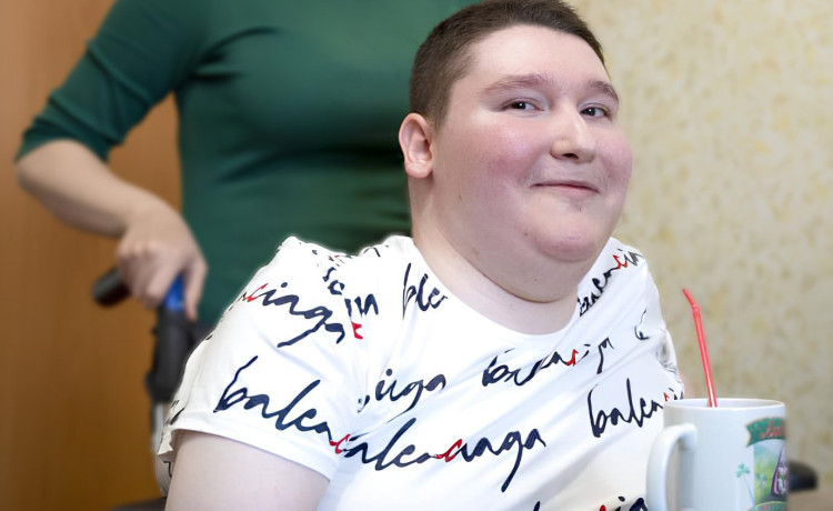 «1+1» по-пермски: Денис, который может двигать только головой и кистями, нашёл компаньона