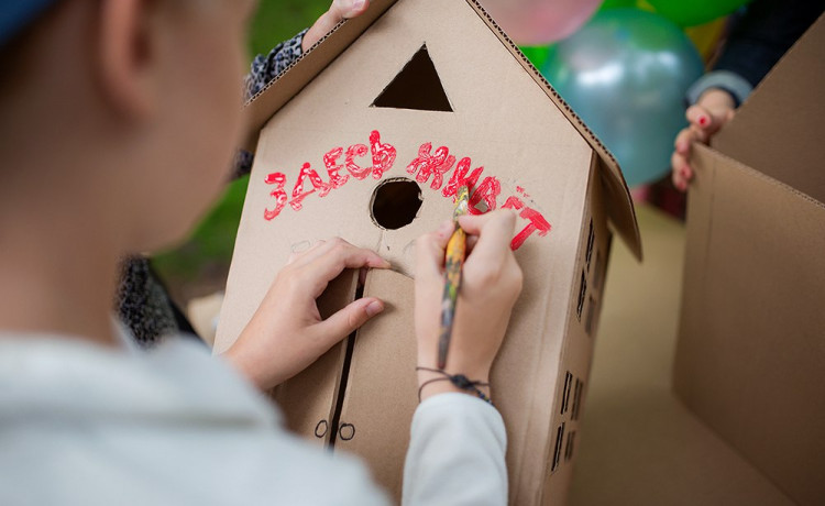 «Дедморозим» поможет семьям сохранить детей «В домике»