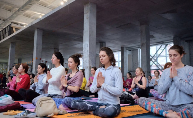 Участники йога-марафона «Дышать» обеспечили детей дыханием в Новом году