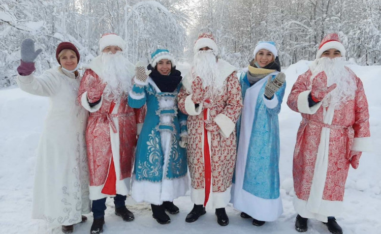 В Губахе замечена команда Снегурочек и Дедов Морозов
