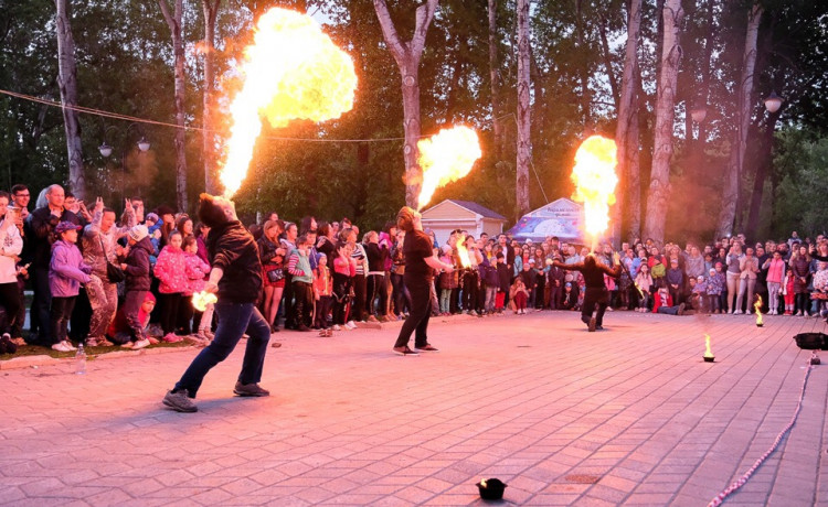 Огнедышащие артисты помогли дышать Диане