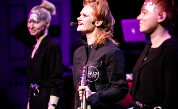 Артисты дают концерты из виртуальных окон, чтобы спасти детей