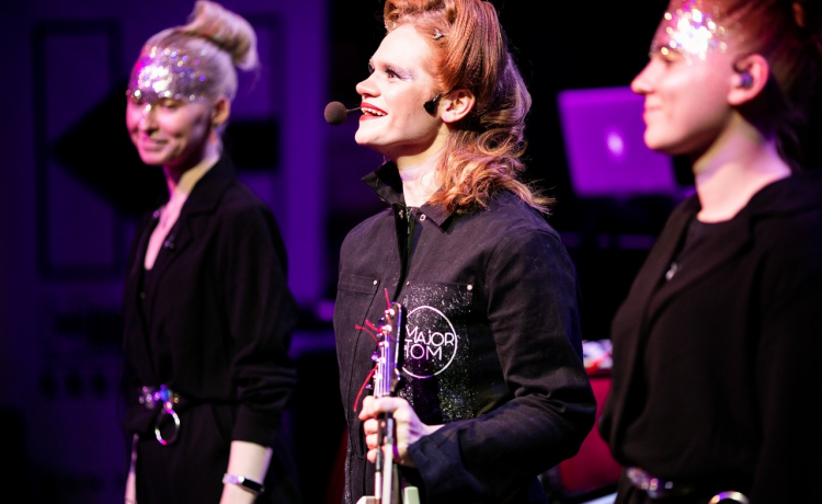 Артисты дают концерты из виртуальных окон, чтобы спасти детей