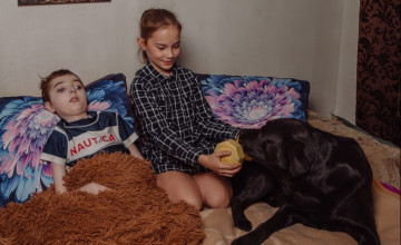 Варя стала глазами для брата, а вы можете стать чудом для ребят