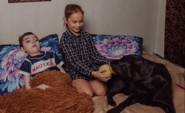 Варя стала глазами для брата, а вы можете стать чудом для ребят