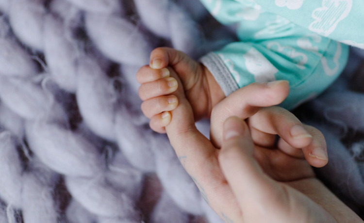 «Забирай, конечно, мы уже все переплакали и передумали всё, что можно». История Нины и её третьего ребёнка