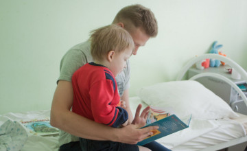 Актёры стали больничными папами для детей-сирот в стационарах Перми