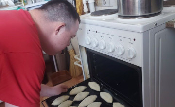 «На ужин – пирожки!» – Дима научился решать самую сложную задачу взрослой жизни. Поддержите его на пути к собственному будущему