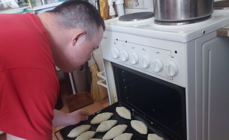 «На ужин – пирожки!» – Дима научился решать самую сложную задачу взрослой жизни. Поддержите его на пути к собственному будущему