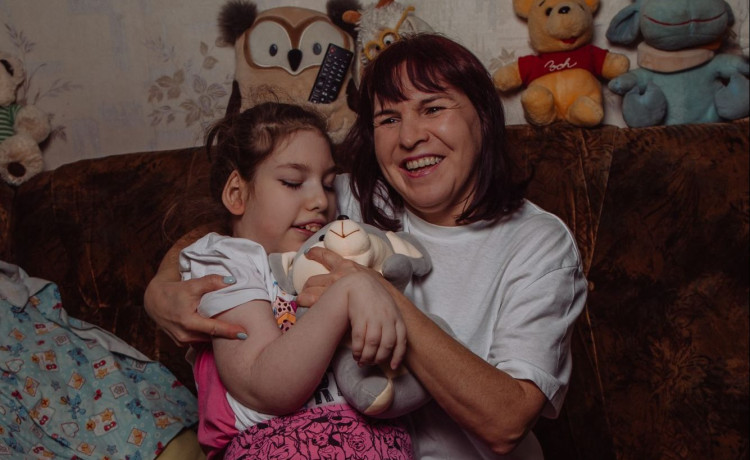 Помогите Ксюше каждый день обнимать родителей