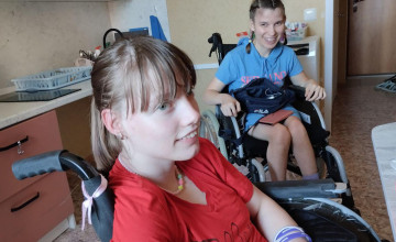 «Теперь я пою дома!» – выпускница детдома вместо психоневрологического интерната переехала в свою квартиру