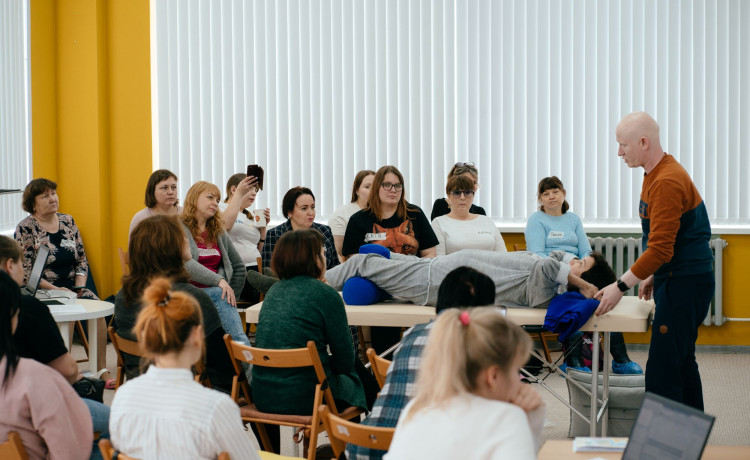 Почему няням важно учиться и как это меняет жизни детей (Спойлер: они становятся счастливее!)