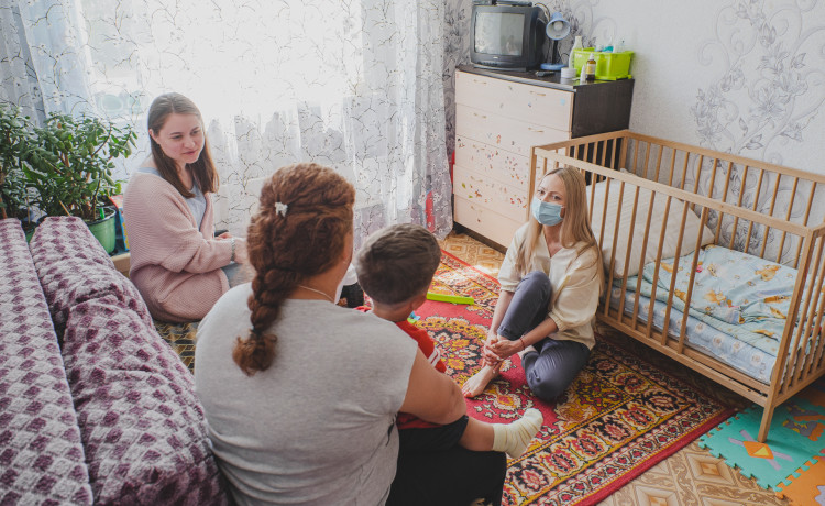 Как сотрудники роддомов, женских консультаций и специалисты «Дедморозим» вместе спасают малышей от детских домов