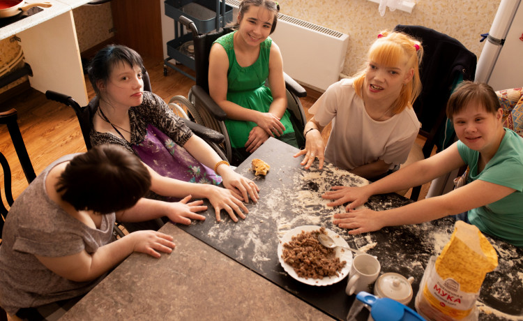 Кулинарные эксперименты вместо привычного меню в столовой: как выпускники интернатов впервые готовят сами