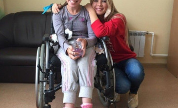 Снегурочки привезли в Рудничный солнце