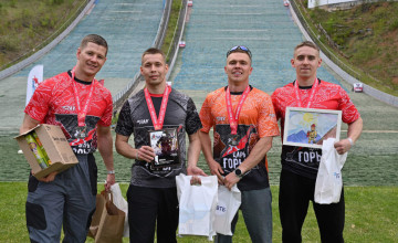 Каждый шаг — за троих: тысяча россиян поднялась на вершину горы за ребят с тяжёлыми заболеваниями