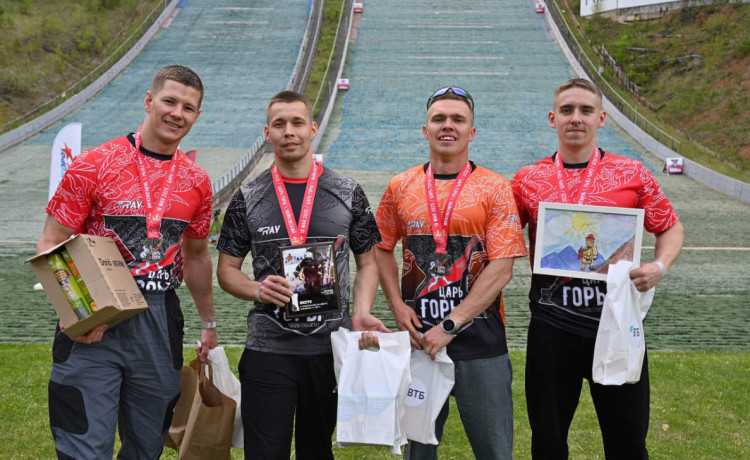 Каждый шаг — за троих: тысяча россиян поднялась на вершину горы за ребят с тяжёлыми заболеваниями