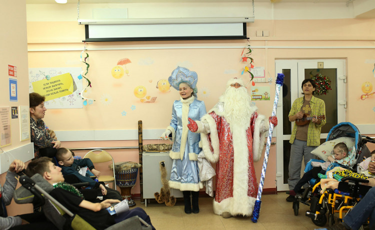 Волонтёры наполнили больницу новогодними чудесами