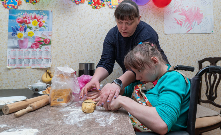 «В домах престарелых у них только телевизор до старости». Репортаж из квартиры будущего