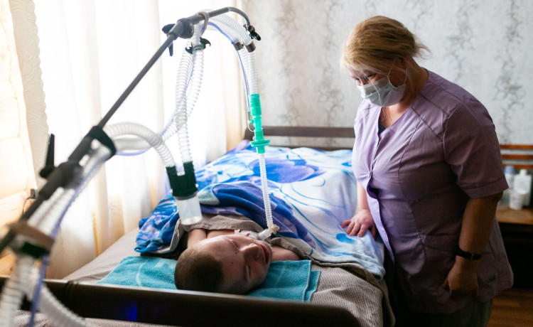 Служба заботы «Дедморозим» принимает заявки на услуги нянь для тяжелобольных детей и взрослых до 27 лет