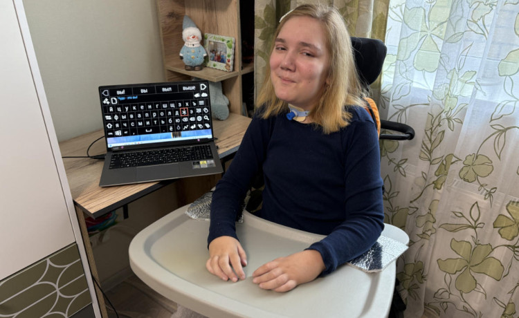 От борьбы за жизнь к новым знакомствам: девушка, выжившая в ДТП, осваивает печать глазами