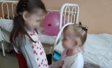 Больничная мама помогла маленьким сёстрам, которые попали в беду