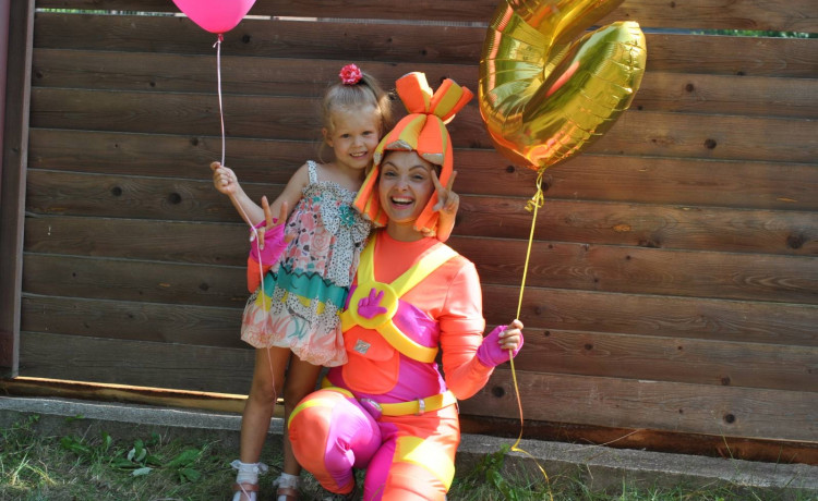 Сказка на день рождения, «коробки храбрости» и канцтовары в школу: как вы помогаете случаться чудесам