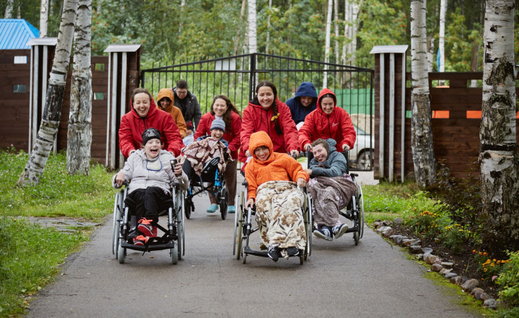 17 благотворительных фондов объединились с «Дедморозим», чтобы изменить будущее подопечных