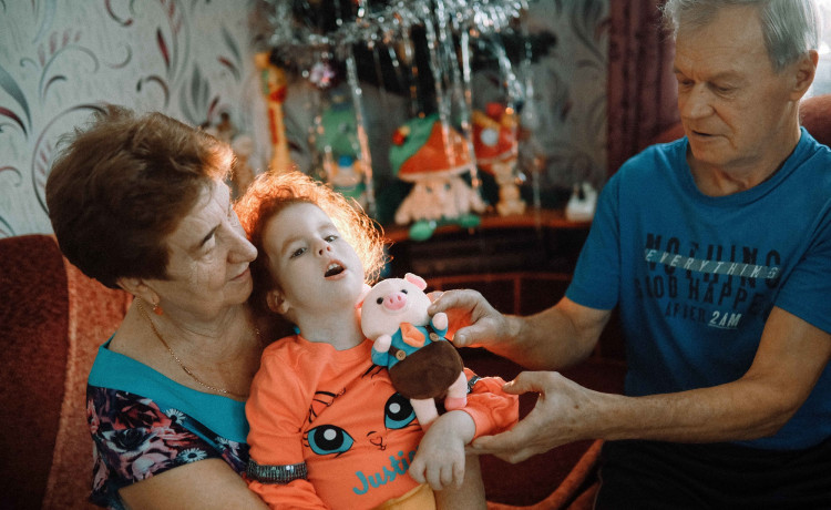 Пенсионерам нужно чудо, чтобы внучка дышала