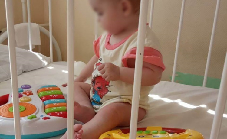 Больничная мама научила Дашу держать бутылочку