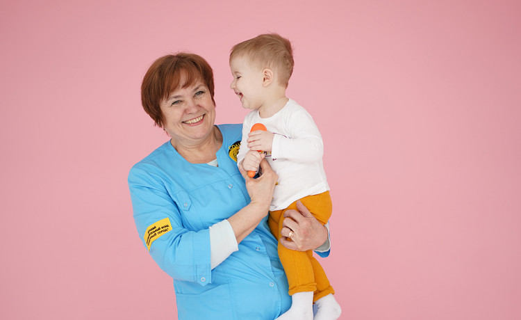 Няня не волонтёр. Почему больничные мамы получают деньги за заботу о детях?