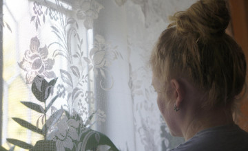 Мальчик-птичка останется рядом с мамой