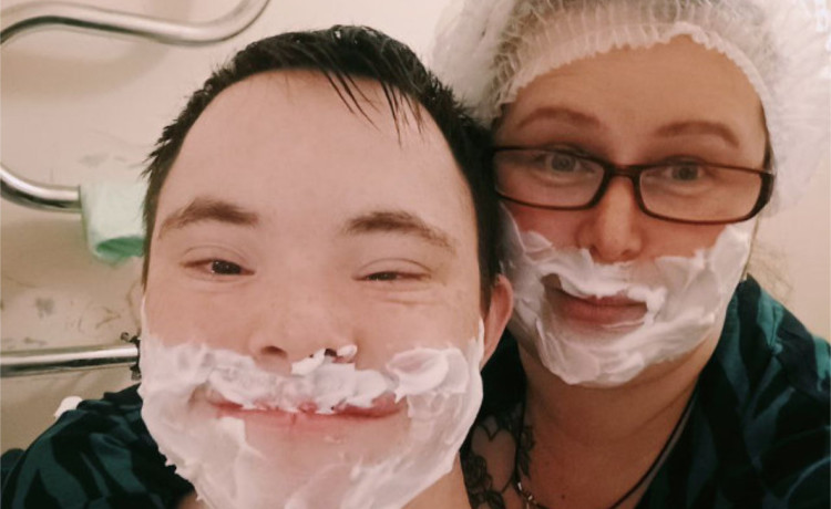 В Перми майор полиции в отставке учит бриться выпускников детдомов