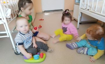 Как старшая сестра помогает больничной маме заботиться о младшей