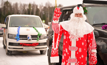 Более 100 Дедов Морозов и Снегурочек выехали на автопарад в поддержку чудес