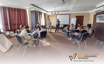 «Залатывать дыры тонкой вышивкой»: почему выпускникам интернатов нужна помощь сопровождающих