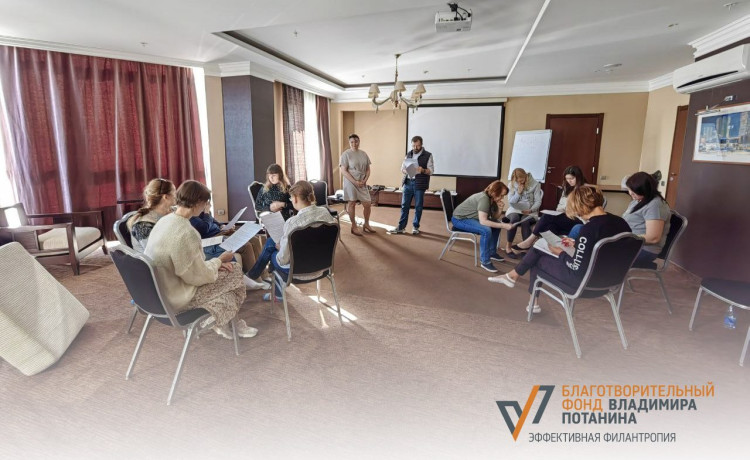 «Залатывать дыры тонкой вышивкой»: почему выпускникам интернатов нужна помощь сопровождающих