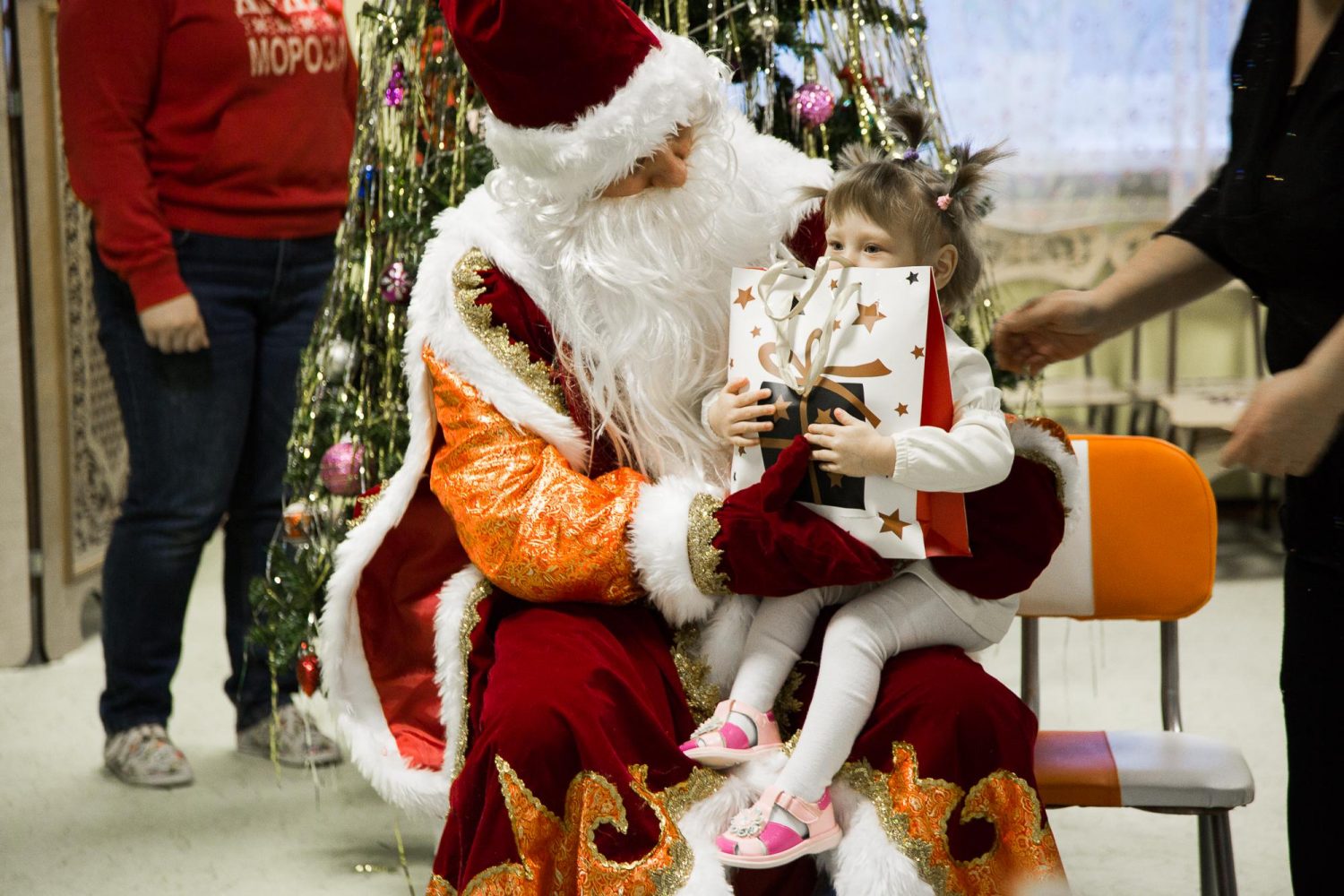 Дед Мороз вручает подарок